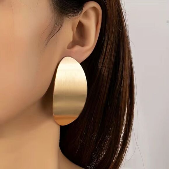 🔅🆕🔅 Extravagant Oval Golden Tone Stud Earrings✨ - Picture 1 of 5